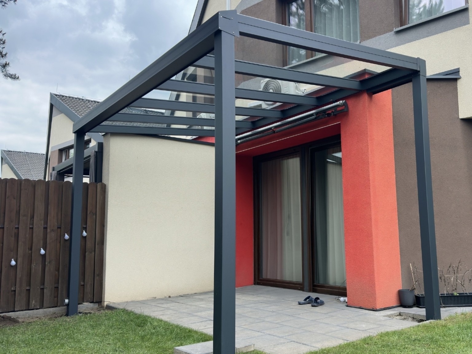 Terrassenüberdachung mit Glas-Schiebetüren